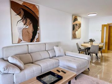 https://cdn.resales-online.com/public/f46j47fd2a/properties/213770b153a911eea6080217bc231ef4/w1200/2-5bd7b9d04b45e33852eaf0ec6670150d.jpg?v=1694773738