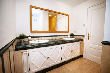 https://cdn.resales-online.com/public/tvd64zcaq6/properties/653c0d4651f011eea6080217bc231ef4/w1200/13-5fd73dea700db77384c091ca9818b1a9.jpg?v=1694583942