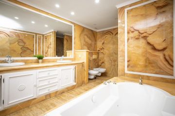 https://cdn.resales-online.com/public/tvd64zcaq6/properties/653c0d4651f011eea6080217bc231ef4/w1200/20-d1f7658cbe4ba6cd8666fec30fba80ad.jpg?v=1694583942