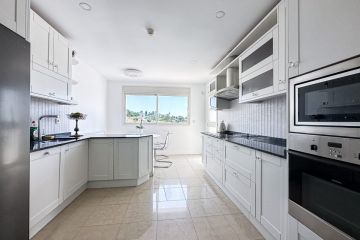 https://cdn.resales-online.com/public/tvd64zcaq6/properties/653c0d4651f011eea6080217bc231ef4/w1200/29-7c2f312881aea9bbe9ddaeb9640e2c9a.jpg?v=1694583942