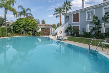 https://cdn.resales-online.com/public/hjfifm14g8/properties/fd6f2dff537f11eea6080217bc231ef4/w1200/20-d1f7658cbe4ba6cd8666fec30fba80ad.jpg?v=1694841977