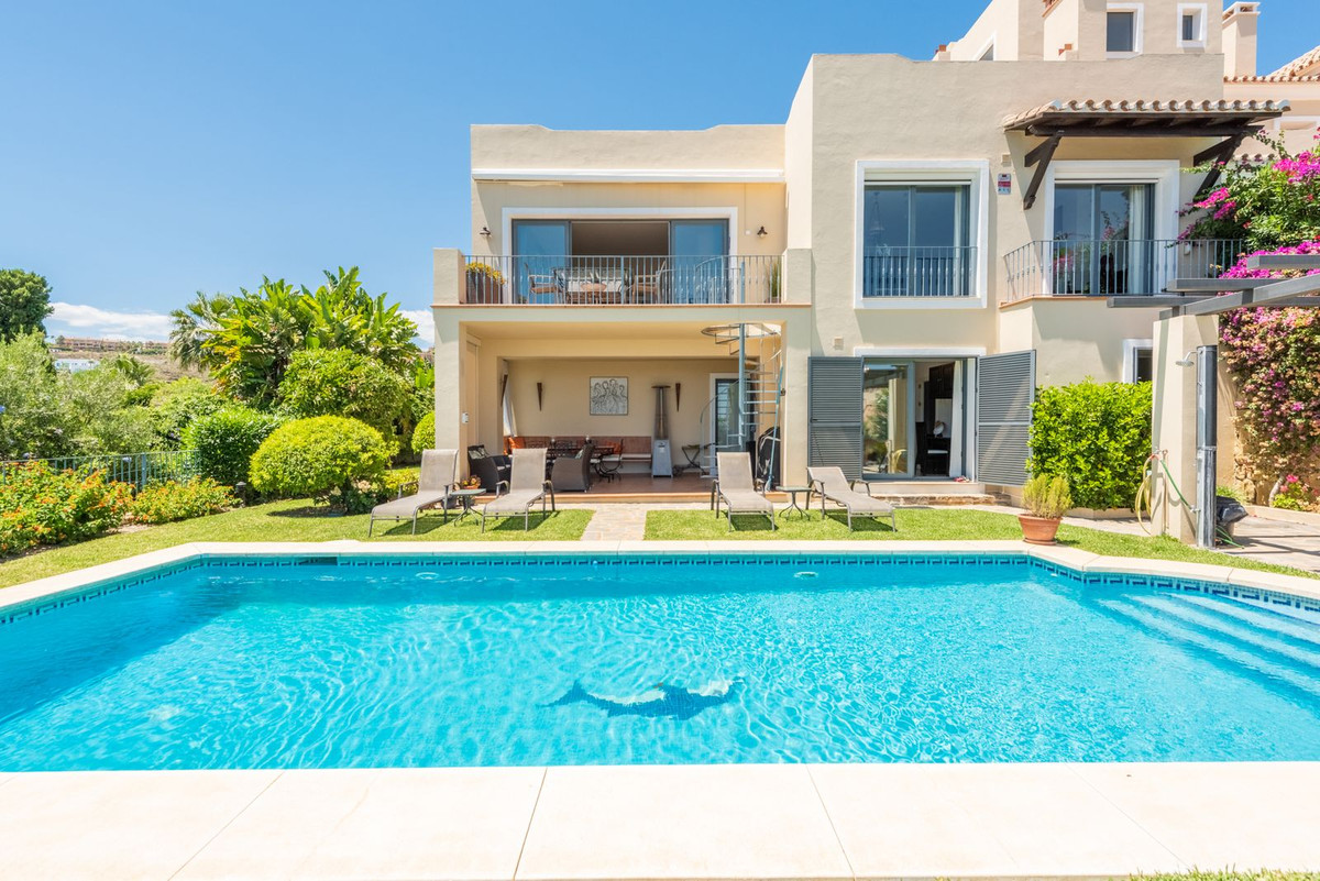 https://cdn.resales-online.com/public/cdugn808as/properties/af11892756c511eea6080217bc231ef4/w1200/1-7980e48d732b6fc85c14b43b94d2aa54.jpg?v=1695115354