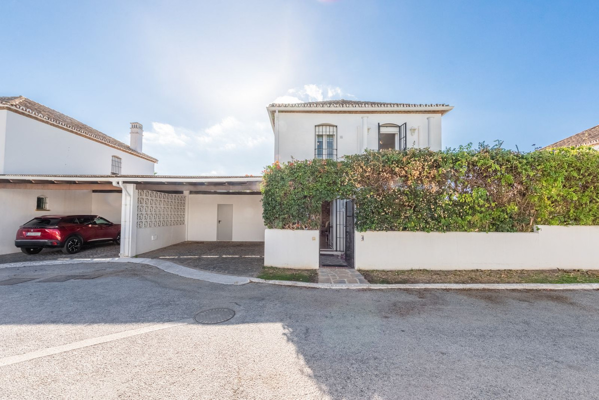 https://cdn.resales-online.com/public/5em70cvk9j/properties/2431aeb8610811eea6080217bc231ef4/w1200/1-7980e48d732b6fc85c14b43b94d2aa54.jpg?v=1696244805