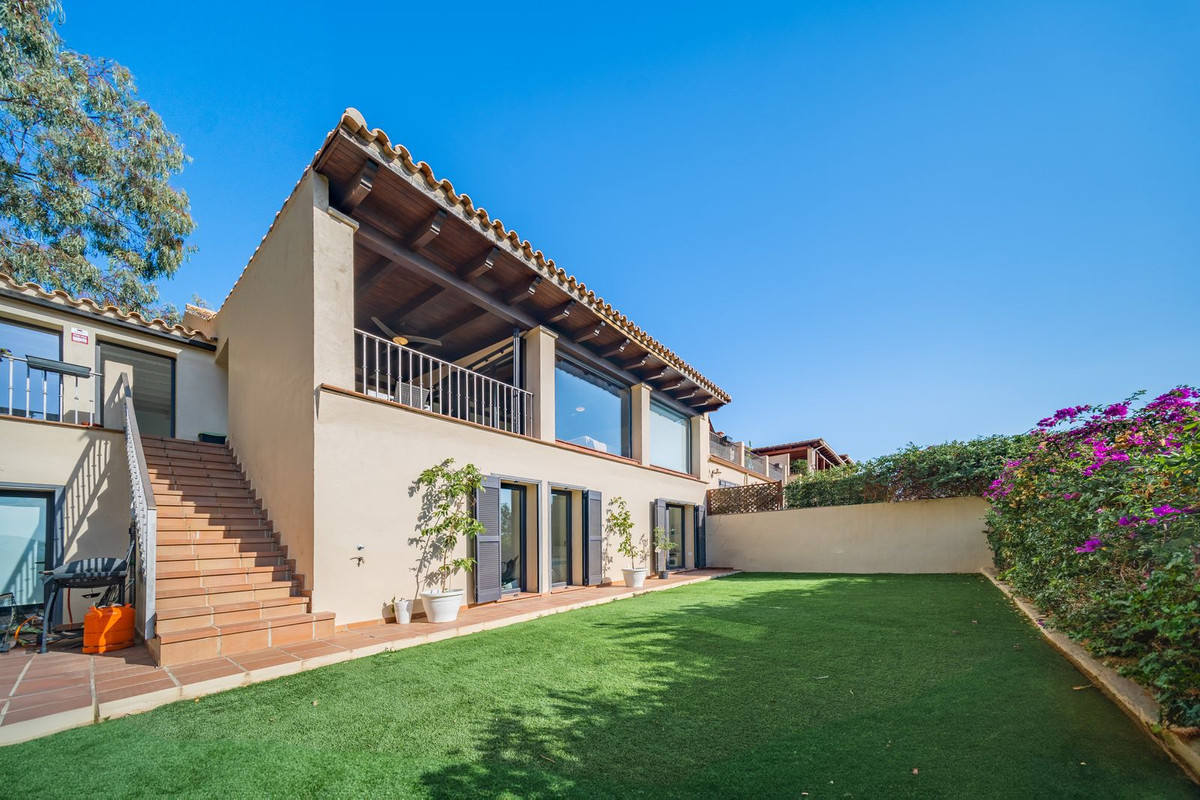 https://cdn.resales-online.com/public/ertu08aq1s/properties/a6ef7bd6839811eeb0180217bc231ef4/w1200/1-7980e48d732b6fc85c14b43b94d2aa54.jpg?v=1700047270
