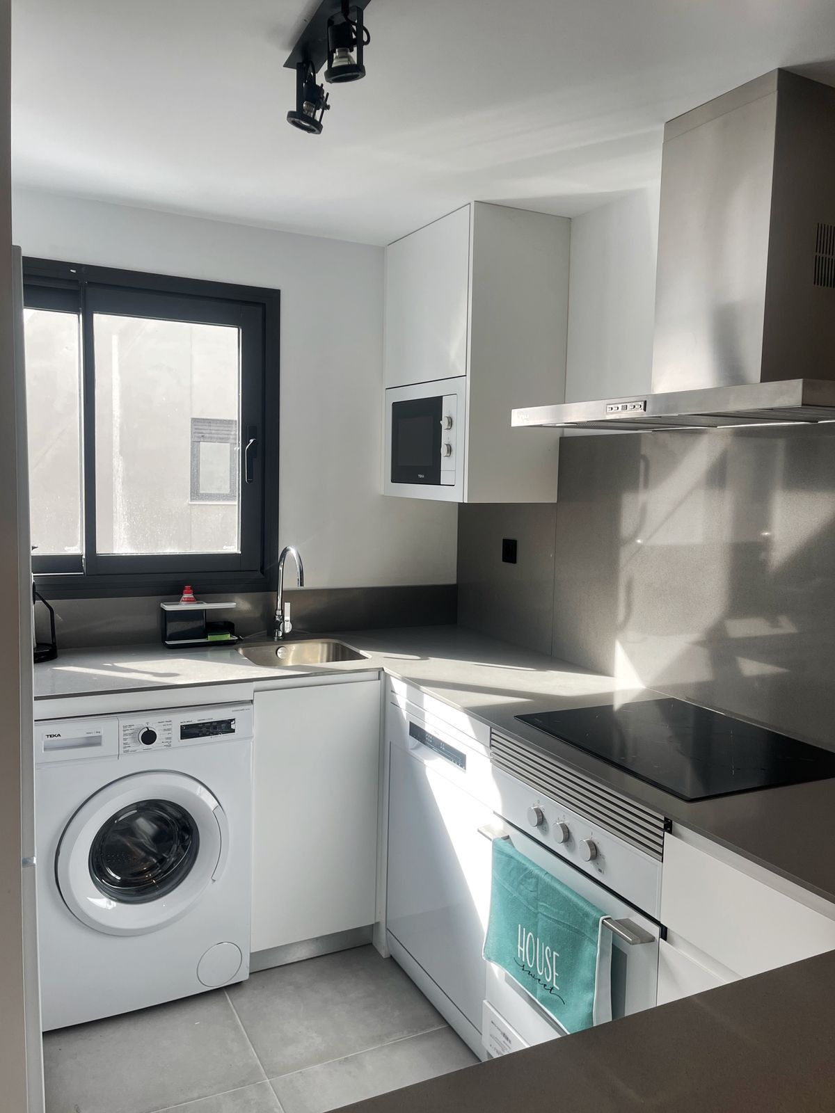 https://cdn.resales-online.com/public/ertu08aq1s/properties/fdf51d9c848411eeb0180217bc231ef4/w1200/4-c23c0f86247804fa50226aecd8b0b2c8.jpg?v=1700145574