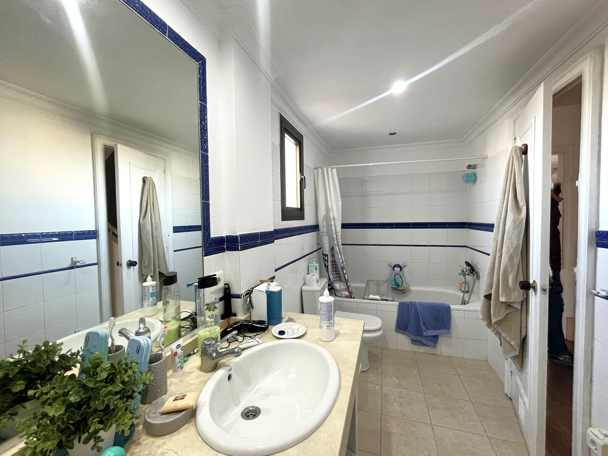 https://cdn.resales-online.com/public/u3l2ad5ic9/properties/d5779bf3822511ee8fbe0217bc231ef4/w1200/17-dd5fcd4f0eb487dfa3803f7e20814c0e.jpg?v=1699886846