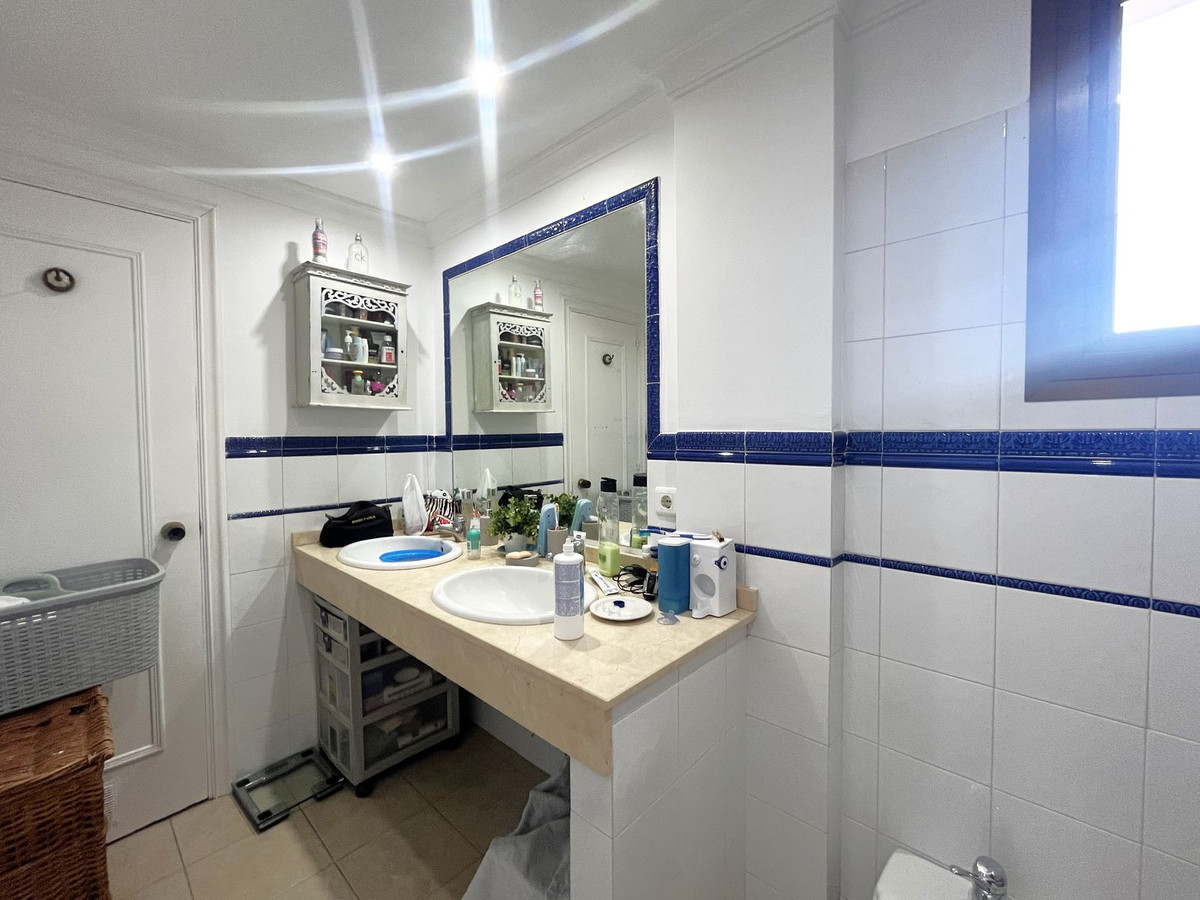 https://cdn.resales-online.com/public/u3l2ad5ic9/properties/d5779bf3822511ee8fbe0217bc231ef4/w1200/18-cc72f169493c096e712837ff5d8b6e41.jpg?v=1699886846