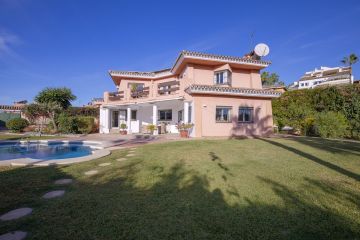 https://cdn.resales-online.com/public/e6bso0axae/properties/982fcb3f759611ee8fbe0217bc231ef4/w1200/2-5bd7b9d04b45e33852eaf0ec6670150d.jpg?v=1700123467