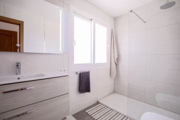 https://cdn.resales-online.com/public/e6bso0axae/properties/982fcb3f759611ee8fbe0217bc231ef4/w1200/17-dd5fcd4f0eb487dfa3803f7e20814c0e.jpg?v=1700123467