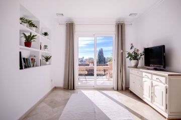 https://cdn.resales-online.com/public/e6bso0axae/properties/982fcb3f759611ee8fbe0217bc231ef4/w1200/19-d0ed7da2012a09046d307c195d98e7d6.jpg?v=1700123467