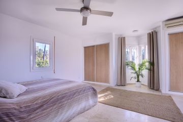 https://cdn.resales-online.com/public/e6bso0axae/properties/982fcb3f759611ee8fbe0217bc231ef4/w1200/20-d1f7658cbe4ba6cd8666fec30fba80ad.jpg?v=1700123467