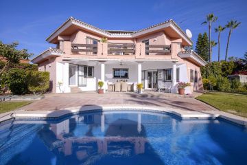 https://cdn.resales-online.com/public/e6bso0axae/properties/982fcb3f759611ee8fbe0217bc231ef4/w1200/3-e898b2bb2a2fdfd06d2c39894dce8316.jpg?v=1700123467