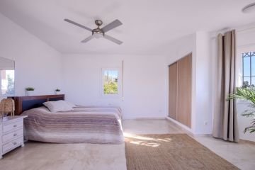 https://cdn.resales-online.com/public/e6bso0axae/properties/982fcb3f759611ee8fbe0217bc231ef4/w1200/21-2c707e7c511429b4f8ec4ee5f221ddb6.jpg?v=1700123467