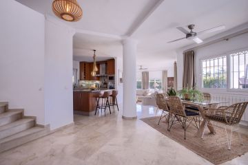 https://cdn.resales-online.com/public/e6bso0axae/properties/982fcb3f759611ee8fbe0217bc231ef4/w1200/5-3595ad71cbd87be6c3643a4285ef4791.jpg?v=1700123467