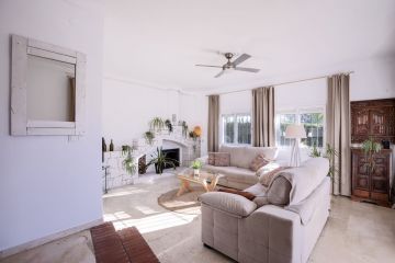 https://cdn.resales-online.com/public/e6bso0axae/properties/982fcb3f759611ee8fbe0217bc231ef4/w1200/8-e64a9055bba3e77ac8aca3b893cdf826.jpg?v=1700123467