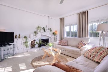 https://cdn.resales-online.com/public/e6bso0axae/properties/982fcb3f759611ee8fbe0217bc231ef4/w1200/9-467d0cee5b725f3ef65f102a0c2e69c0.jpg?v=1700123467