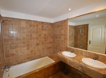 https://cdn.resales-online.com/public/figrlr6em6/properties/43ed7367261c11eea7b50217bc231ef4/w1200/11-20939a0134ad724a8cb2a801094d15a4.jpg?v=1700219114