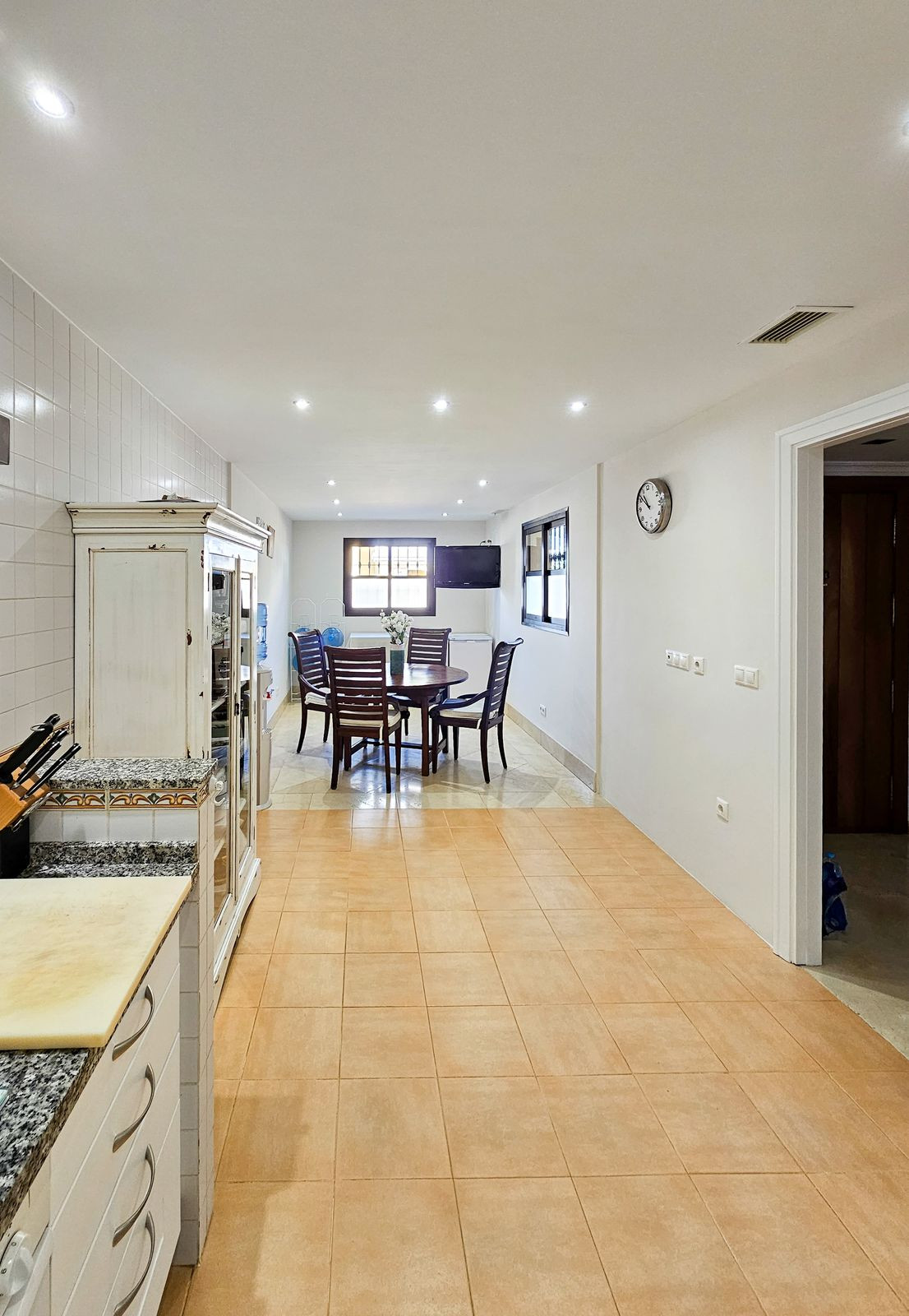 https://cdn.resales-online.com/public/mpy6ktkbu0/properties/308bf544854111eeb0180217bc231ef4/w1200/16-ec67b526875bf0124b6ce4328a754439.jpg?v=1700231188